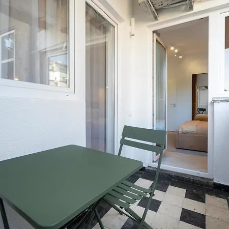 Sunny & Peaceful 3br With Balcony Near National Theater & Cismigiu Park