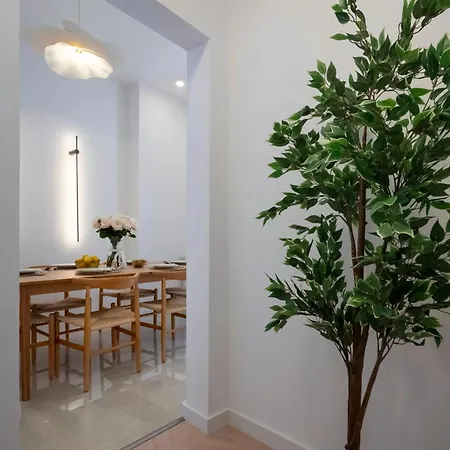 Sunny & Peaceful 3br With Balcony Near National Theater & Cismigiu Park *