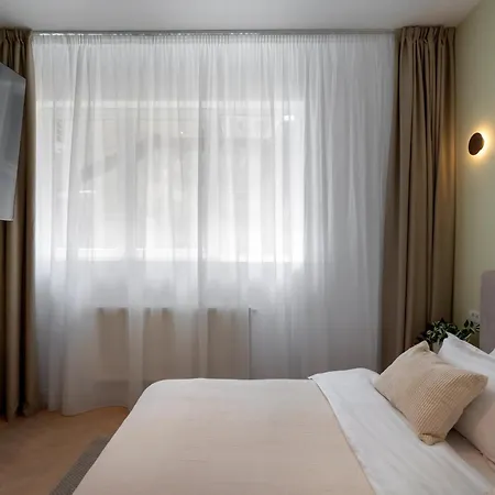 Sunny & Peaceful 3br With Balcony Near National Theater & Cismigiu Park Bukarest