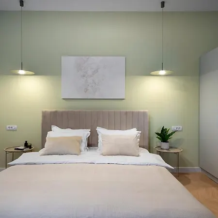 Sunny & Peaceful 3br With Balcony Near National Theater & Cismigiu Park 公寓