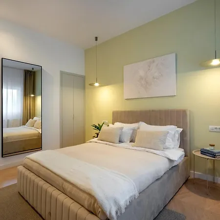 Sunny & Peaceful 3br With Balcony Near National Theater & Cismigiu Park Бухарест