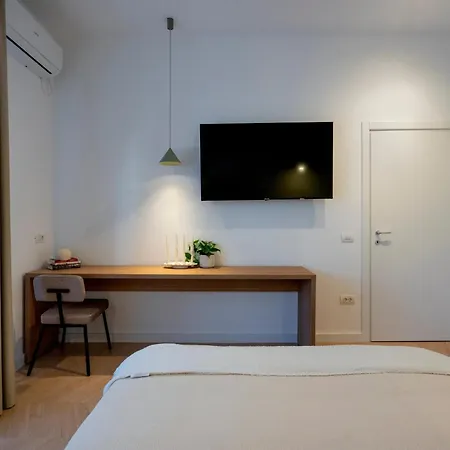 Sunny & Peaceful 3br With Balcony Near National Theater & Cismigiu Park דירה בוקרשט