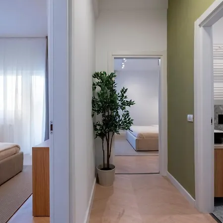 Sunny & Peaceful 3br With Balcony Near National Theater & Cismigiu Park *