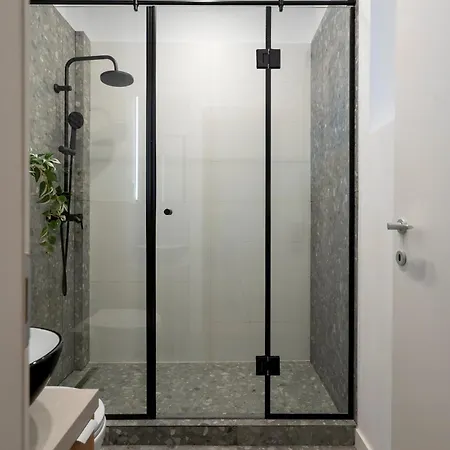 Sunny & Peaceful 3br With Balcony Near National Theater & Cismigiu Park *