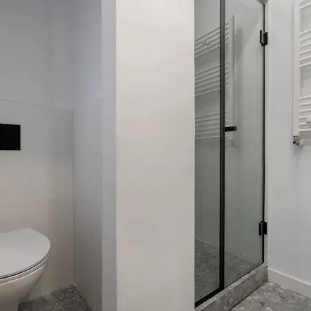 Sunny & Peaceful 3br With Balcony Near National Theater & Cismigiu Park דירה