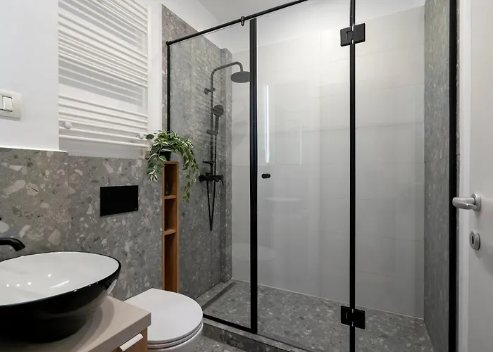 Sunny & Peaceful 3br With Balcony Near National Theater & Cismigiu Park Bucureşti