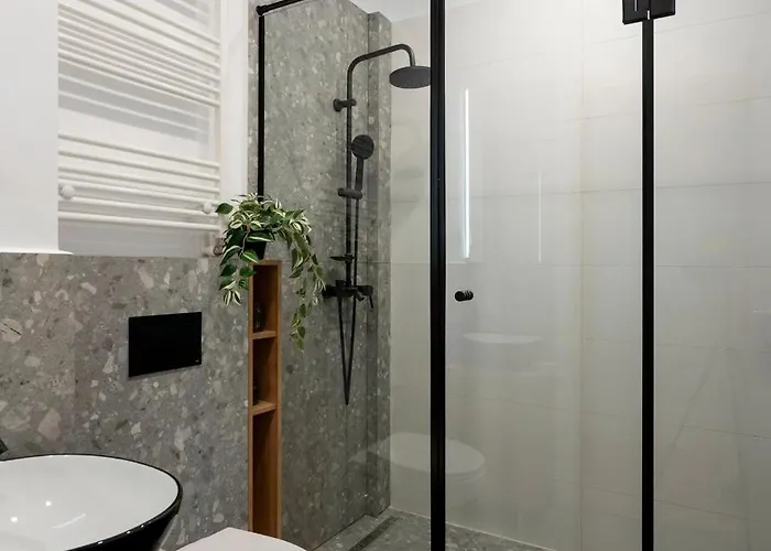 Sunny & Peaceful 3br With Balcony Near National Theater & Cismigiu Park Bucarest
