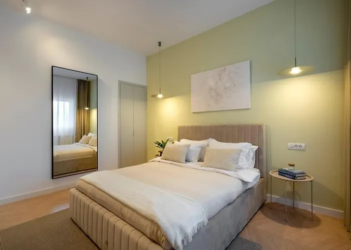 Sunny & Peaceful 3br With Balcony Near National Theater & Cismigiu Park Bukurešť