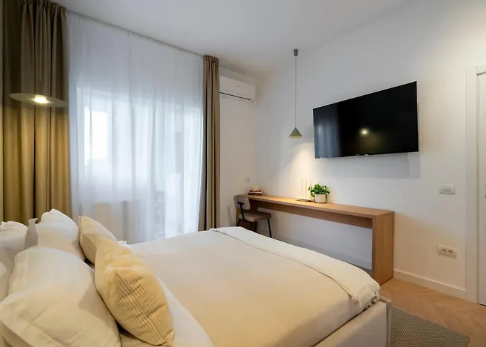 Sunny & Peaceful 3br With Balcony Near National Theater & Cismigiu Park *