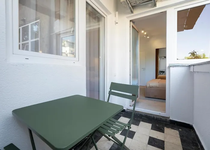 Sunny & Peaceful 3br With Balcony Near National Theater & Cismigiu Park