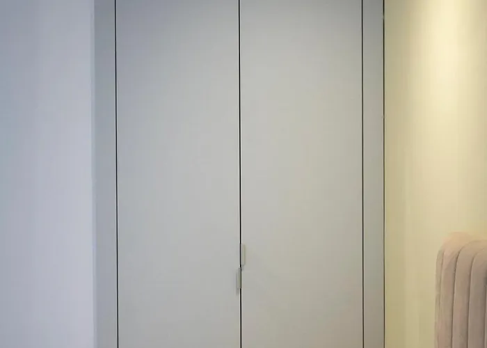 Sunny & Peaceful 3br With Balcony Near National Theater & Cismigiu Park