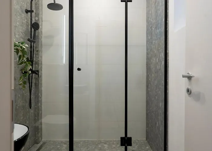 Sunny & Peaceful 3br With Balcony Near National Theater & Cismigiu Park *