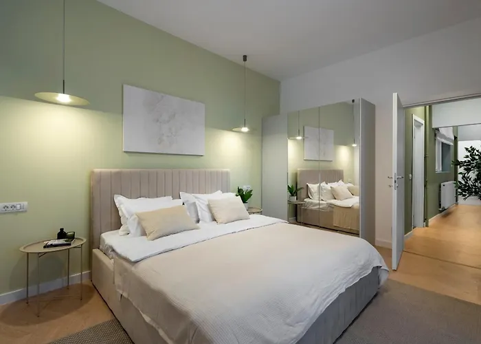 Sunny & Peaceful 3br With Balcony Near National Theater & Cismigiu Park * Bucarest