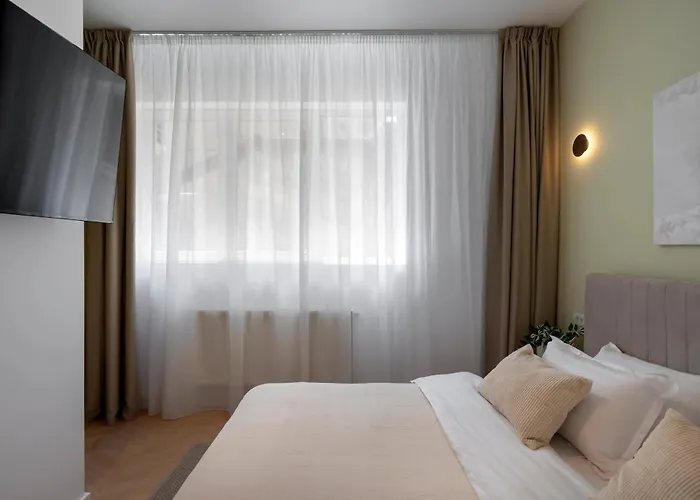 Sunny & Peaceful 3br With Balcony Near National Theater & Cismigiu Park Bucarest
